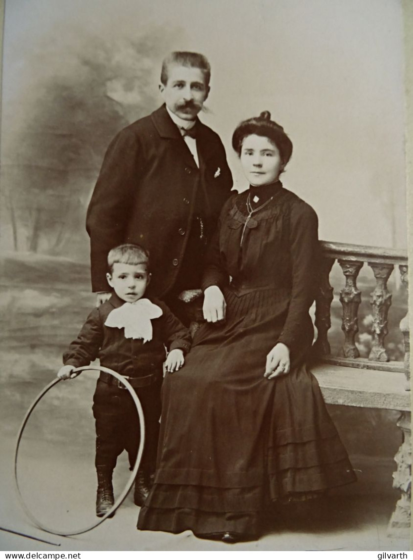 Photo Cabinet Grandjean à Paris - Couple Avec Un Petit Garçon, Jouet Cerceau, Ca 1905 L432 - Anciennes (Av. 1900)