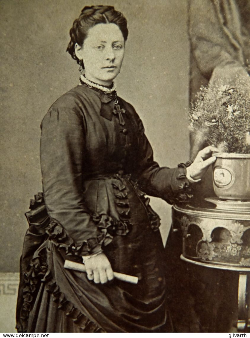 Photo CDV Barberon  Bordeaux  Jeune Femme  Main Posée Sur Un Pot De Fleurs  Rouleau De Papier à La Main  1873 - L436 - Alte (vor 1900)