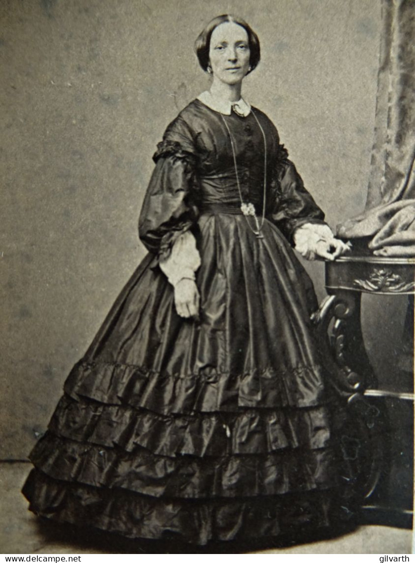 Photo CDV Carette  Lille  Femme Très Mince élégante  Robe En Soie à Volants  Sec. Emp. CA 1865 - L436 - Anciennes (Av. 1900)