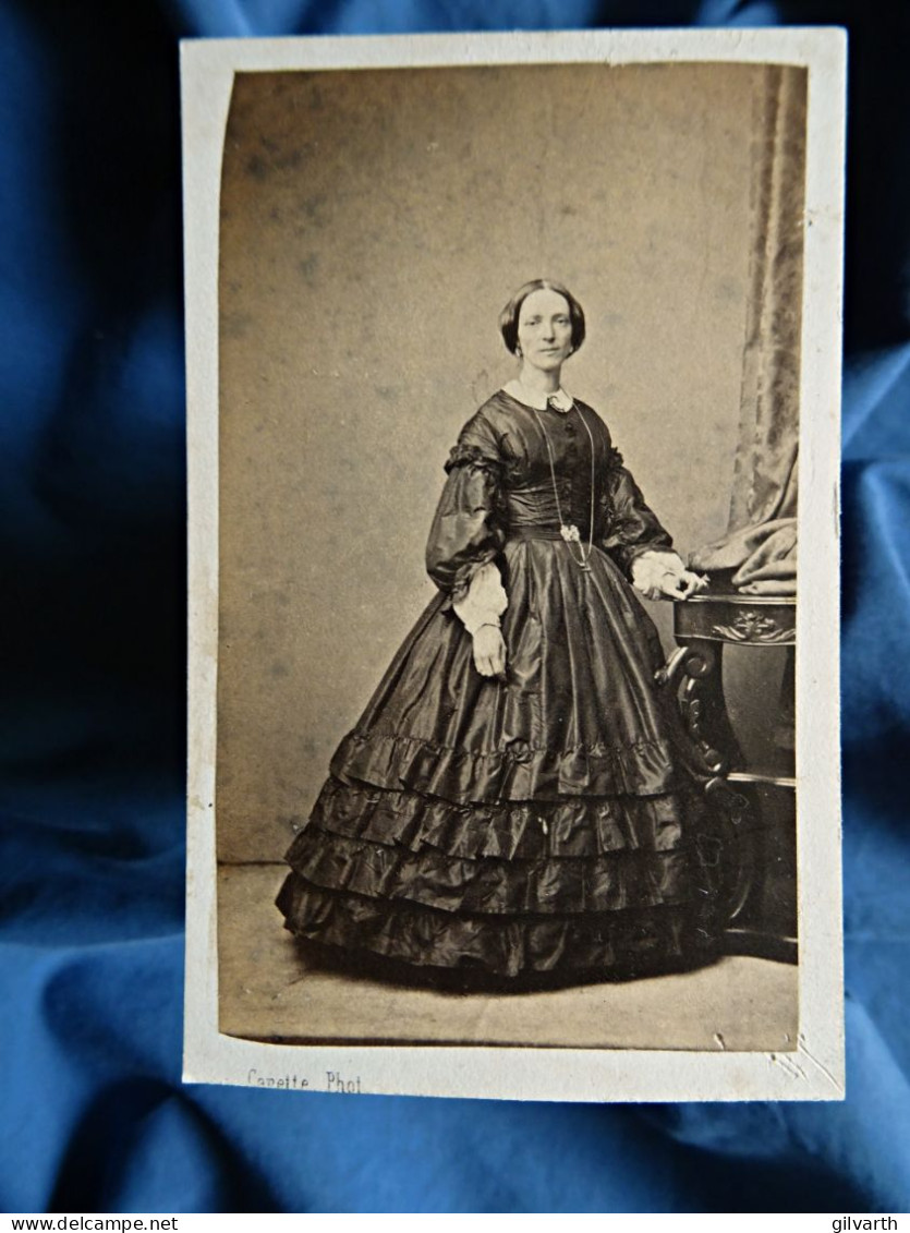 Photo CDV Carette  Lille  Femme Très Mince élégante  Robe En Soie à Volants  Sec. Emp. CA 1865 - L436 - Anciennes (Av. 1900)