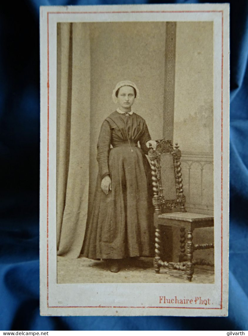 Photo CDV Fluchaire  St Chamond  Femme Portant Une Coiffe  Main Posée Sur Le Dossier D'une Chaise  CA 1870-75 - L436 - Alte (vor 1900)