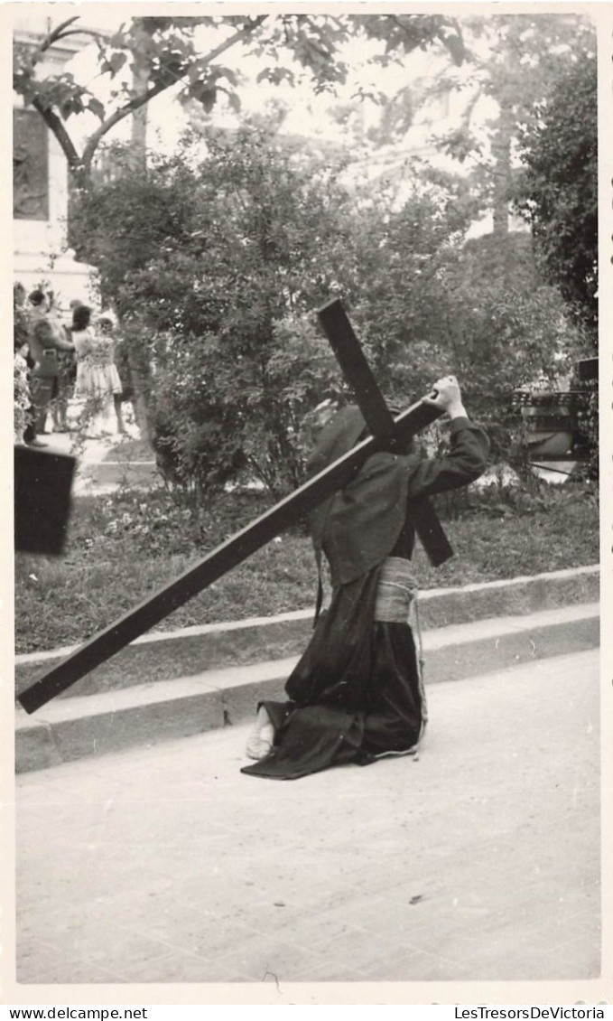 RELIGIONS & CROYANCES - Le Calvaire - Cortège Religieux - Carte Postale - Autres & Non Classés