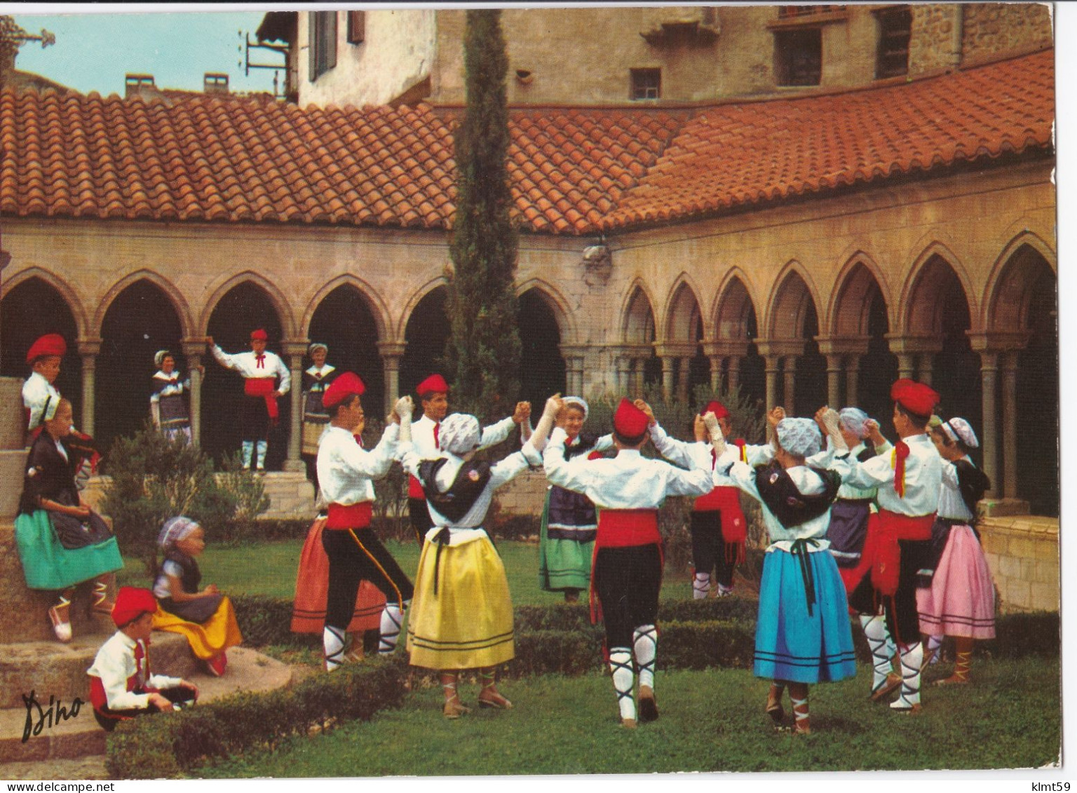 Arles-sur-Tech - La Sardane Par Le Groupe "Allegria" Dans Le Cloître - Danses