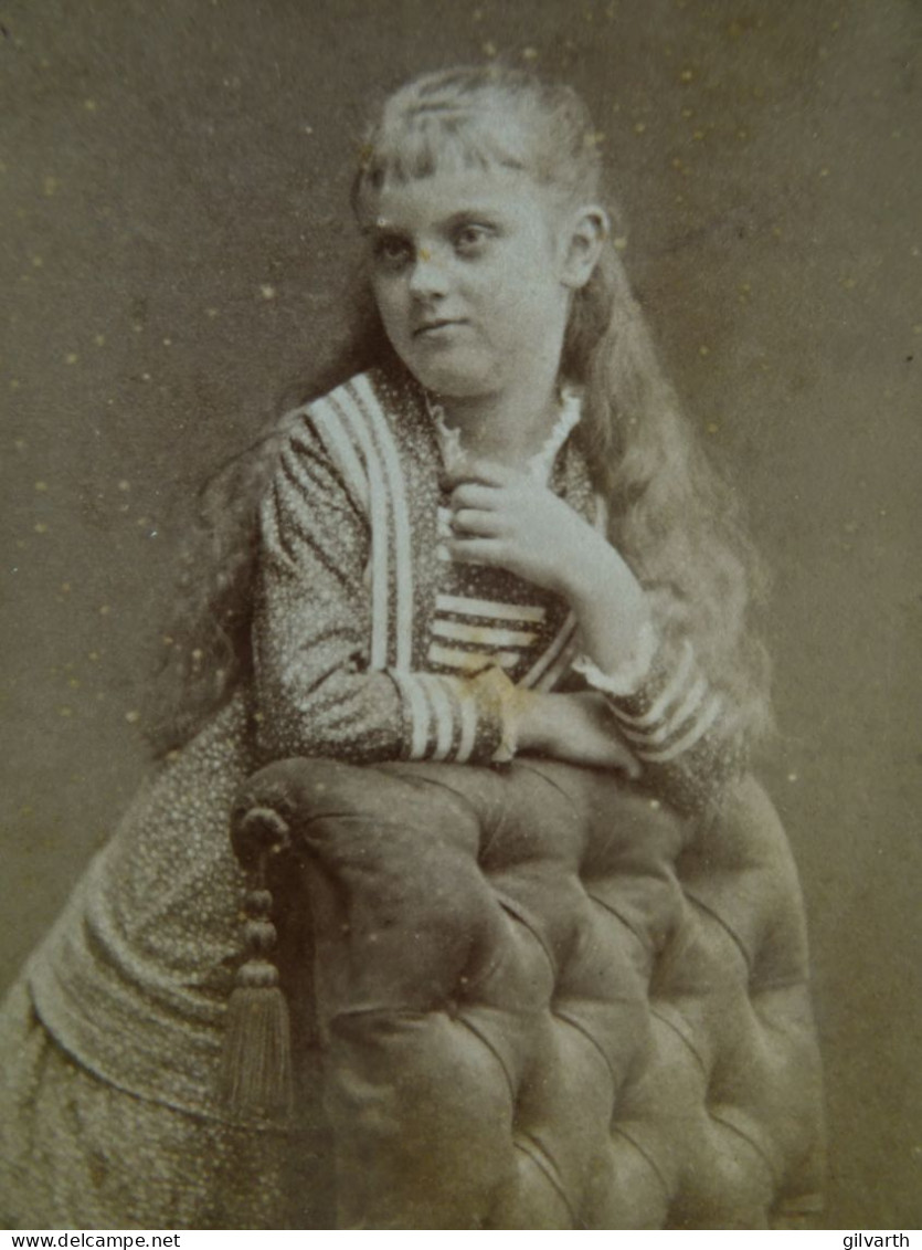 Photo CDV Cairol  Montpellier  Fillette Blonde Accoudée Sur Une Chaise  Cheveux Longs  CA 1885-90 - L447 - Anciennes (Av. 1900)