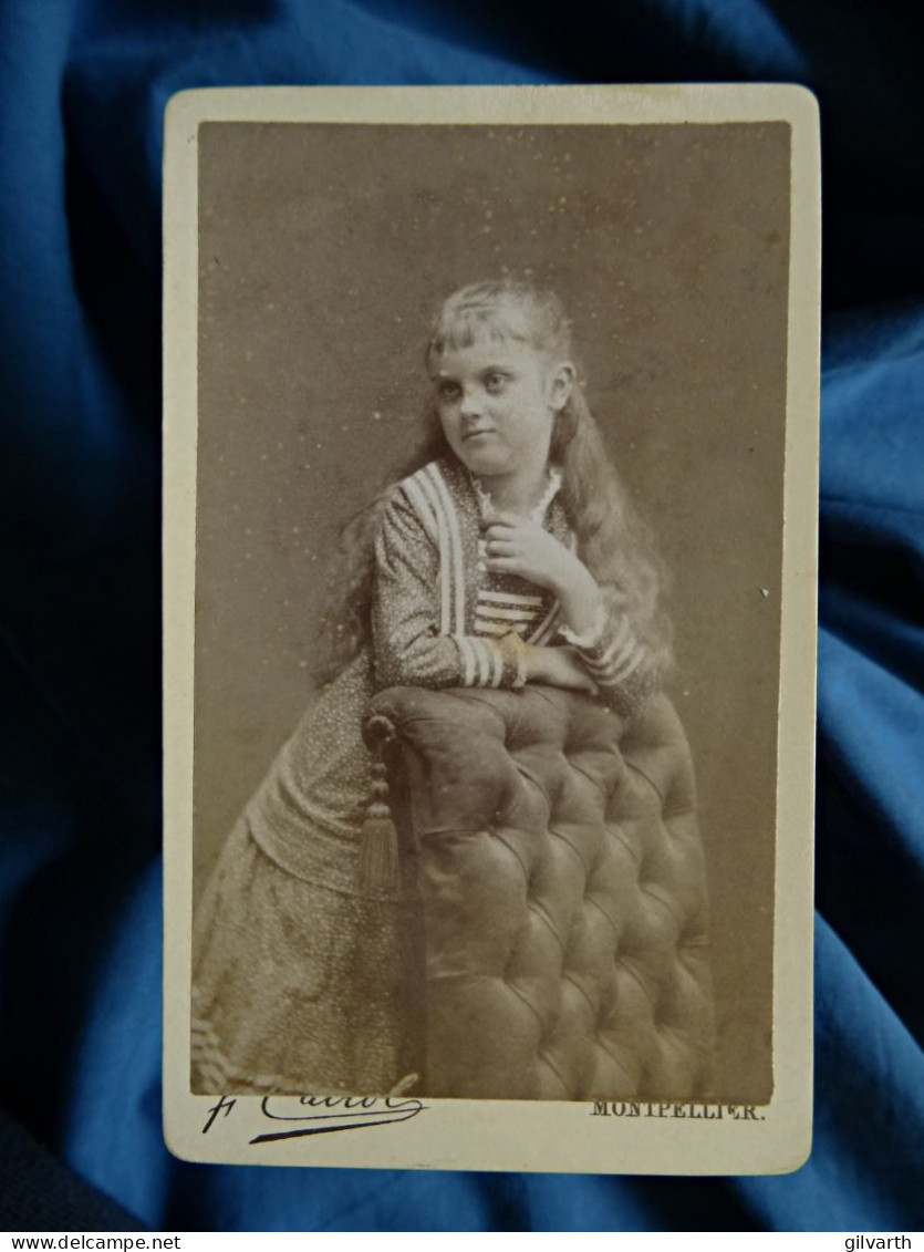 Photo CDV Cairol  Montpellier  Fillette Blonde Accoudée Sur Une Chaise  Cheveux Longs  CA 1885-90 - L447 - Anciennes (Av. 1900)