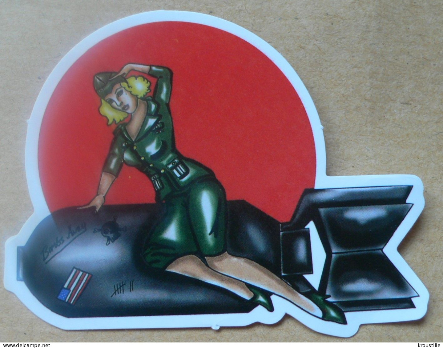 THEME FEMME / SEXY / GUERRE : AUTOCOLLANT PIN-UP OBUS - FOND ROUGE - Stickers