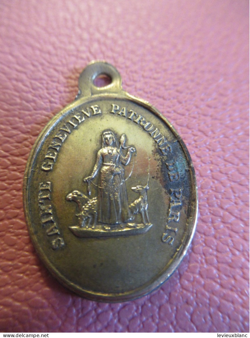 Médaille Religieuse Ancienne/ Sainte Geneviève Patronne De Paris/ ND De Grivegnée/Fin XIXème    MDR35 - Religion & Esotérisme