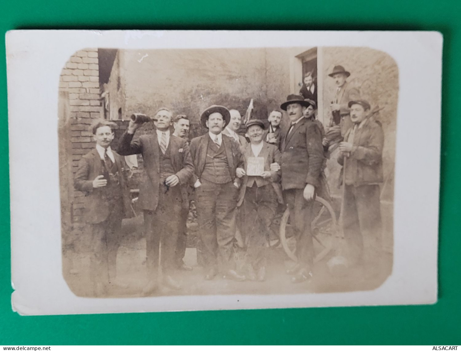 Carte Photo , Groupe De Buveurs , Les Cents Bile - A Identifier