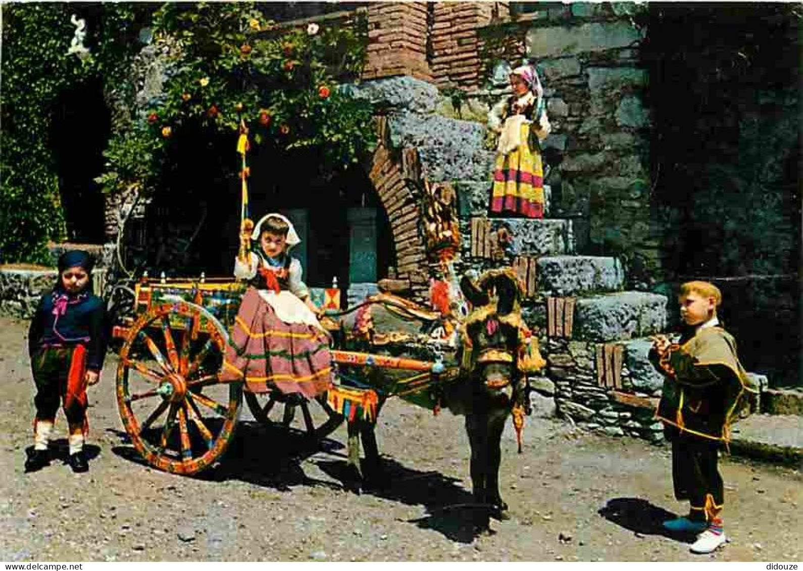 Folklore - Costumes - Sicile - Chariot Sicilien - Anes - Enfants - CPM - Voir Scans Recto-Verso - Costumes