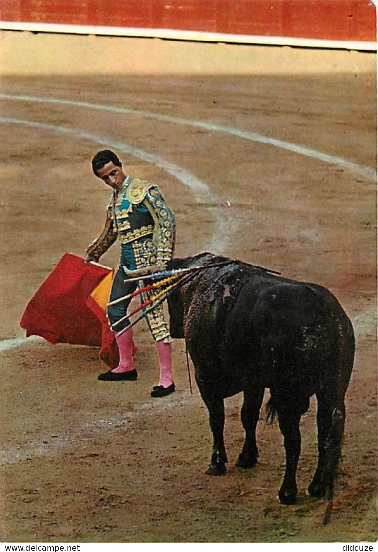 Corrida - Espagne - España - Toros - Cita Con La Derecha - Cita Avec La Droite - Etat Légères Froissures Visibles - CPM  - Corridas