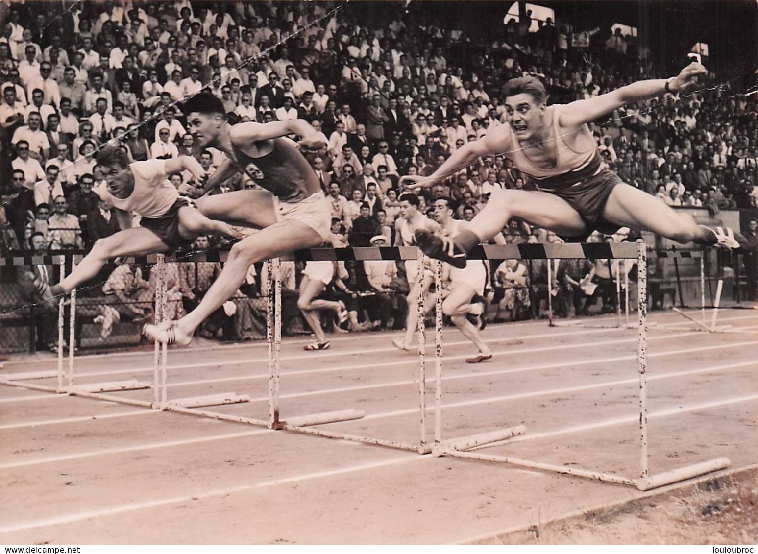 ATHLETISME 07/1956 STADE JEAN BOUIN 110 METRES HAIES ROUDNITSKA  ET KINSELLA  ARRIVES DANS  MEME TEMPS PHOTO 18 X 13 CM - Sports