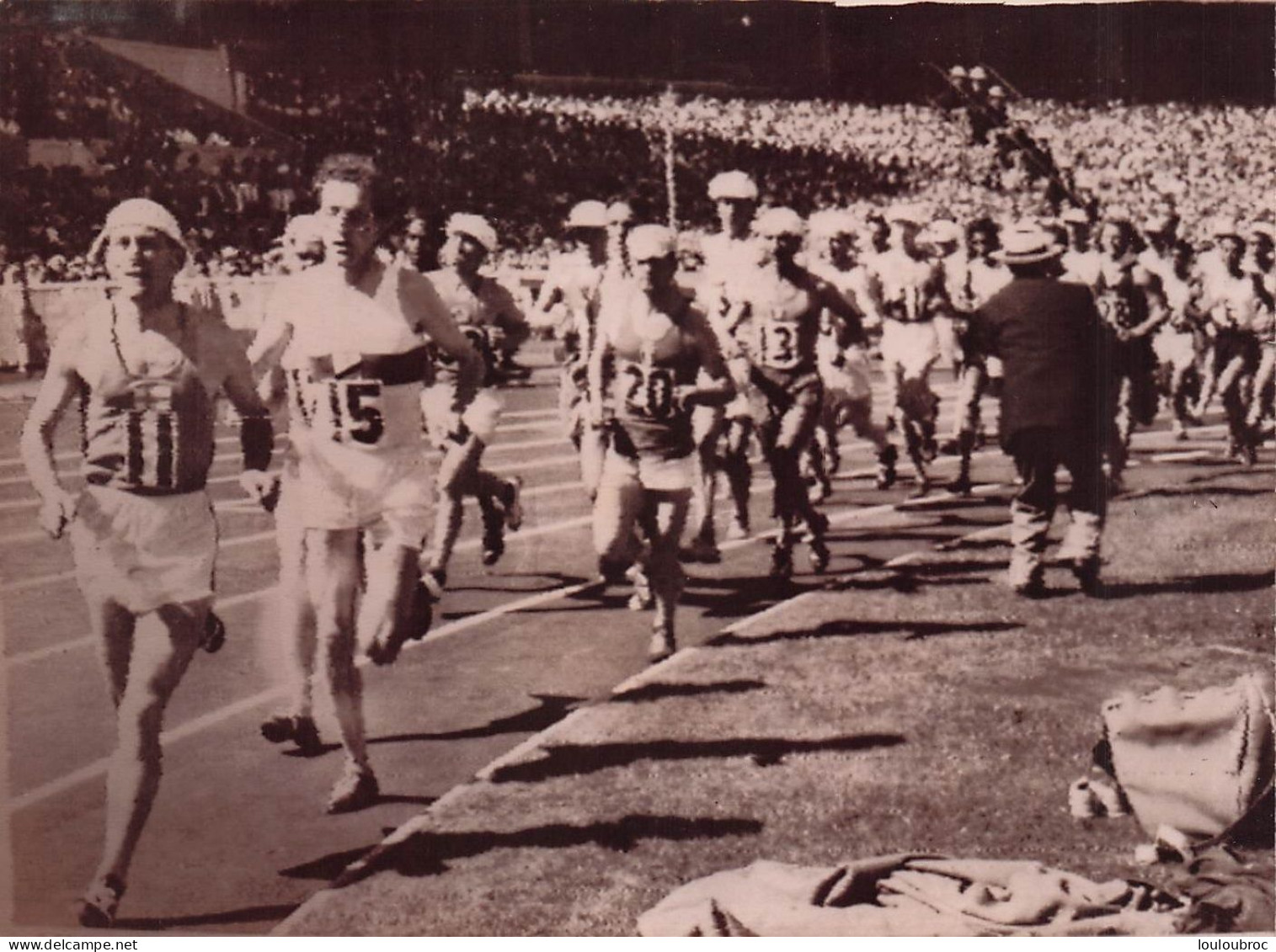 ATHLETISME 12/1956 MELBOURNE  DEPART DU MARATHON OLYMPIQUE VICTOIRE DE ALAIN MIMOUN PHOTO 18 X 13 CM - Sport