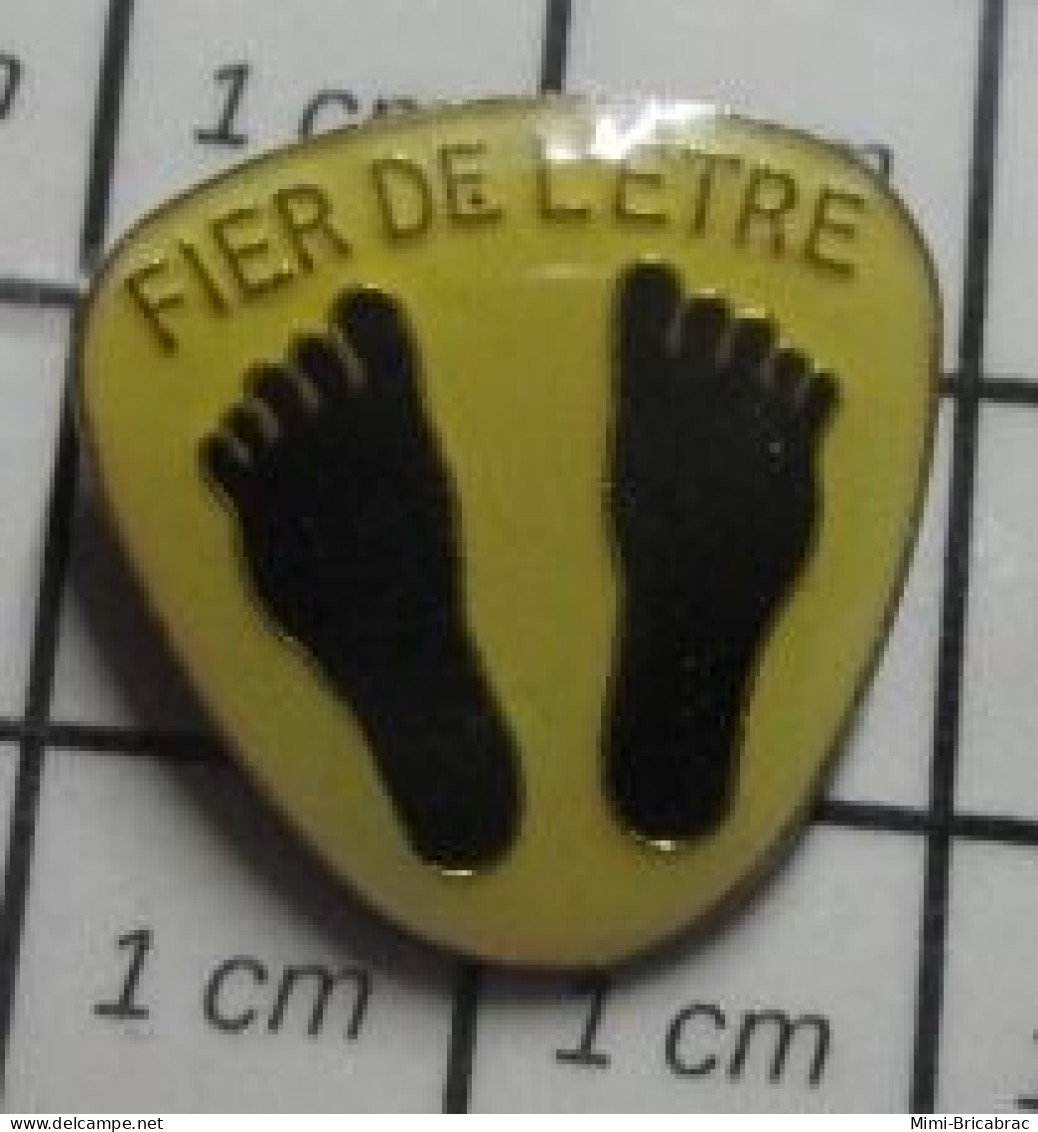 510c Pin's Pins / Beau Et Rare / AUTRES / PIED NOIR ET FIER DE L'ÊTRE (!!!??? Vraiment ?) - Autres & Non Classés