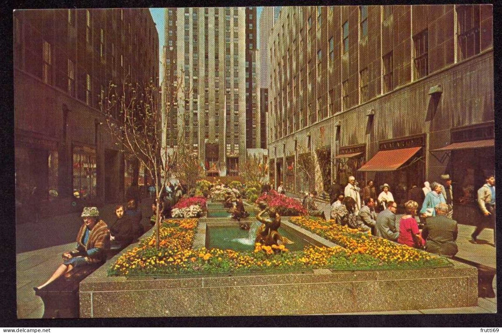 AK 211961 USA - New York City - Channel Gardens At Rockefeller Center - Parks & Gärten