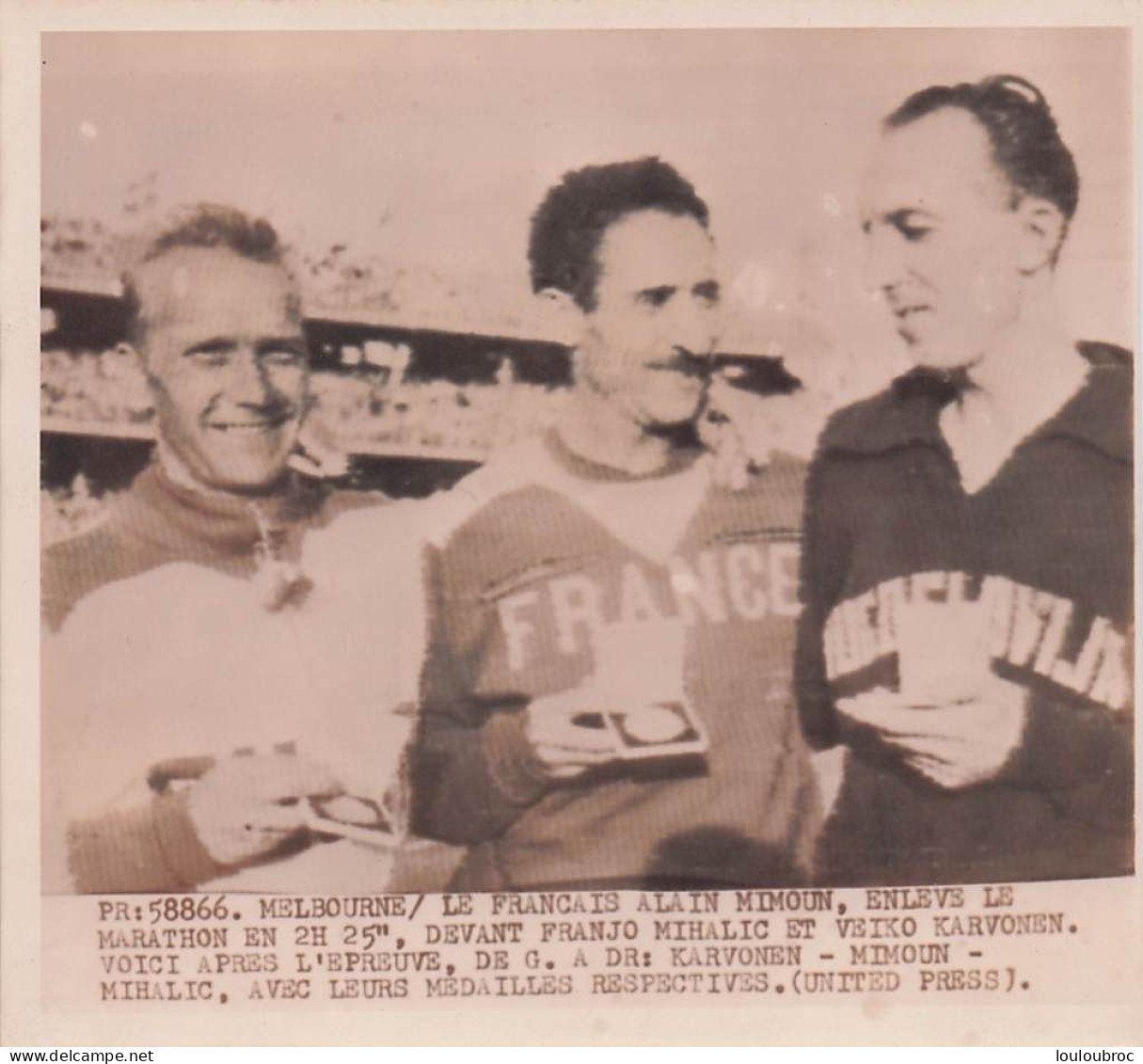 ATHLETISME 1956 J.O. DE  MELBOURNE MIMOUN VAINQUEUR DU MARATHON DEVANT MIHALIC ET KARVONEN   PHOTO 13X12CM - Sports