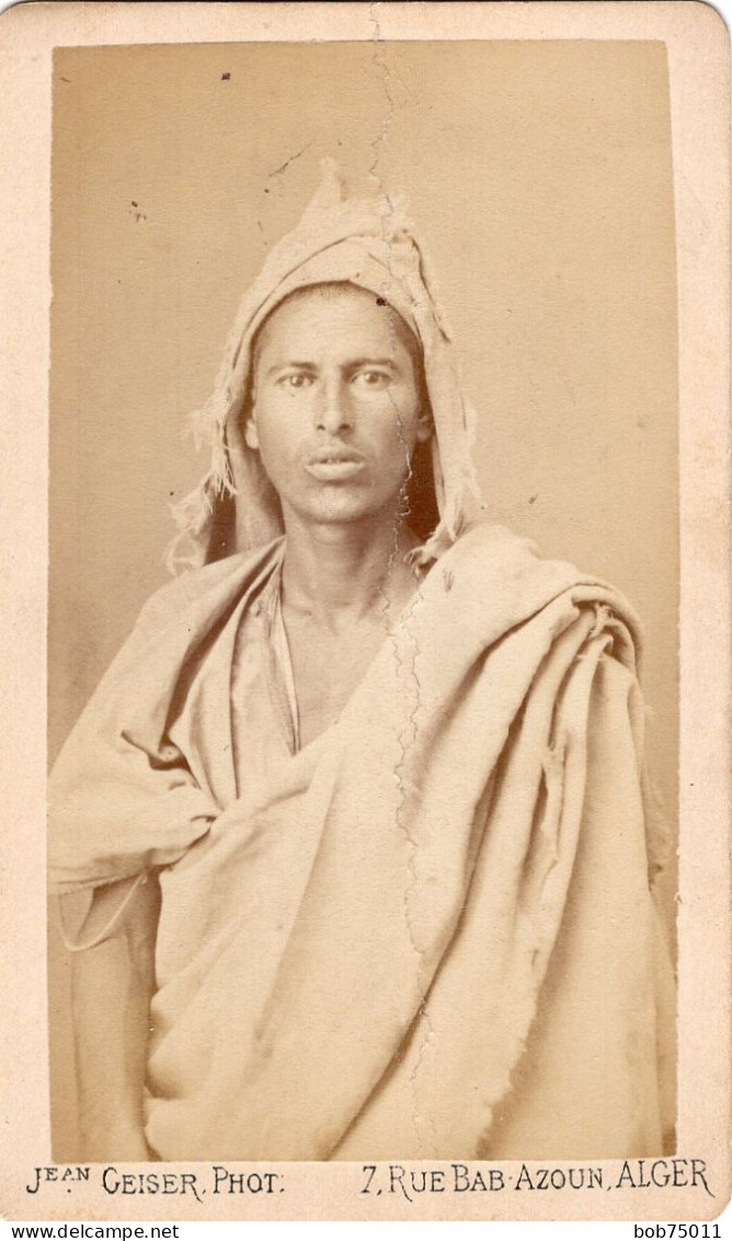 Photo CDV D'un Homme  Arabe Posant Dans Un Studio Photo A Alger - Old (before 1900)