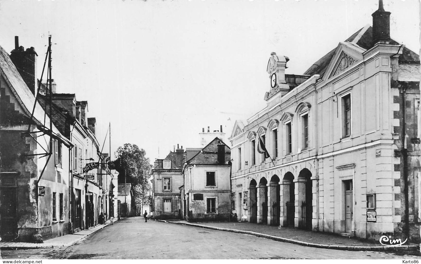 Vernou Sur Brenne * La Rue Anatole France Et L'hôtel De Ville * Hôtel - Autres & Non Classés