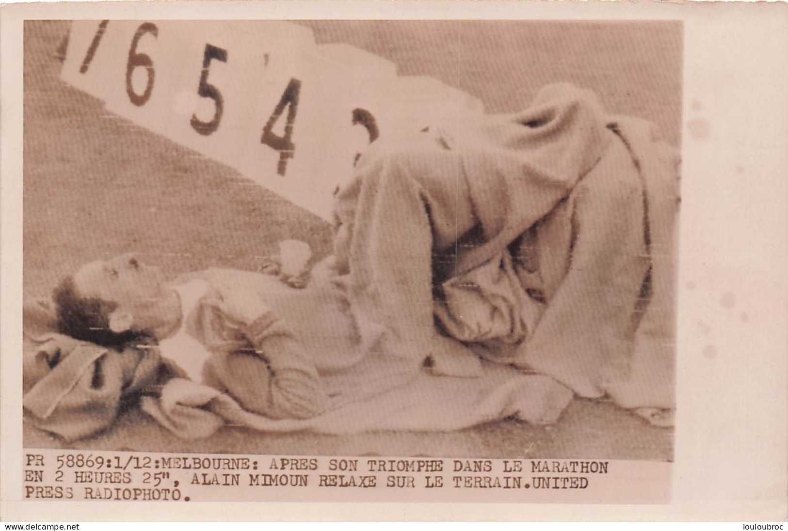 ATHLETISME J.O. DE MELBOURNE 1956 ALAIN MIMOUN RELAXE APRES SA VICTOIRE DU MARATHON  PHOTO 18X13CM - Sports