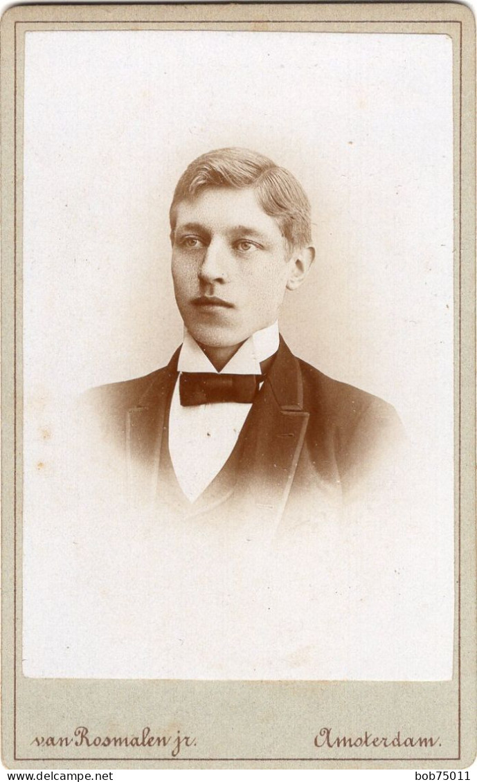 Photo CDV D'un Homme  élégant Déguisé Posant Dans Un Studio Photo  A Amsterdam ( Pays-Bas ) - Anciennes (Av. 1900)
