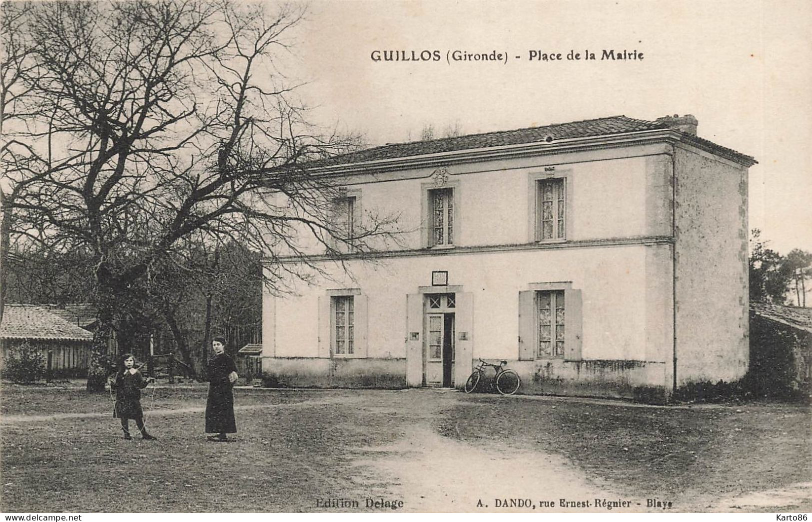 Guillos * Place De La Mairie * Villageois - Autres & Non Classés