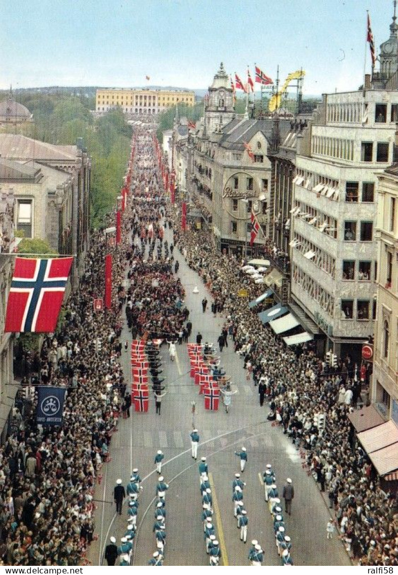 1 AK Norwegen * Karl Johans Avenue - Die Haupt- Und Prachtstraße In Oslo Mit Einer Parade Luftbildaufnahme * - Norvège