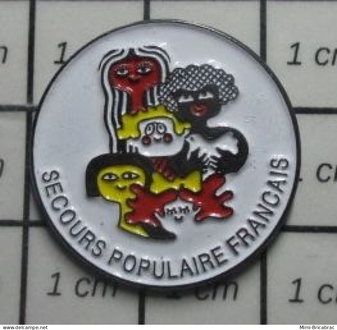 711e  Pin's Pins / Beau Et Rare  ASSOCIATION /  SECOURS POPULAIRE ENFANTS DE TOUTES LES COULEURS - Associations