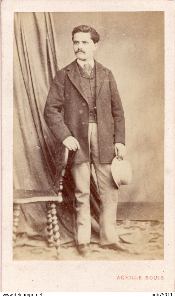 Photo CDV D'un Homme  élégant Posant Dans Un Studio Photo A Montauban - Alte (vor 1900)