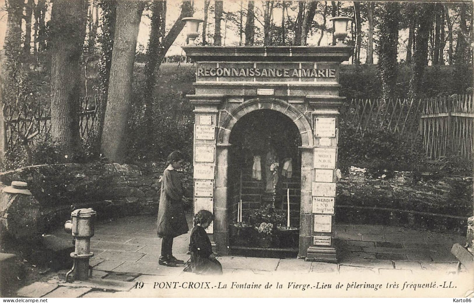 Pont Croix * Un Coin Du Village Et Fontaine De La Vierge + CACHET Militaire Hôpital Temporaire N°37 * Villageois - Pont-Croix