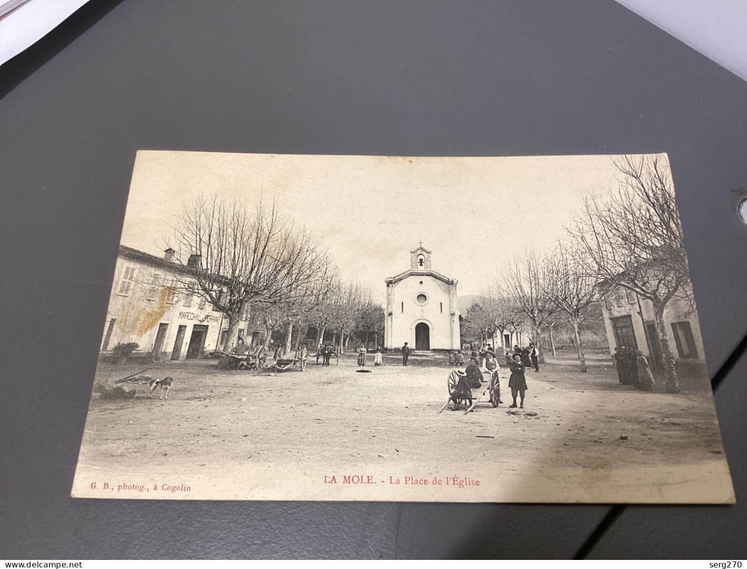 CPA FRANCE 83 "LA MOLE, LA PLACE DE L'EGLISE"Carte, Animée, Rare Maréchal-ferrant - Autres & Non Classés