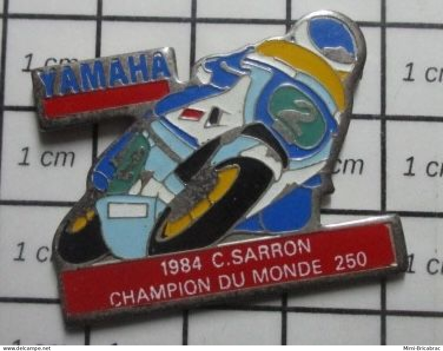 711E Pin's Pins / Beau Et Rare / MOTOS / Très Grand Pin's 1984 CH SARRON CHAMPION DU MONDE 250 Cc YAMAHA - Motorfietsen