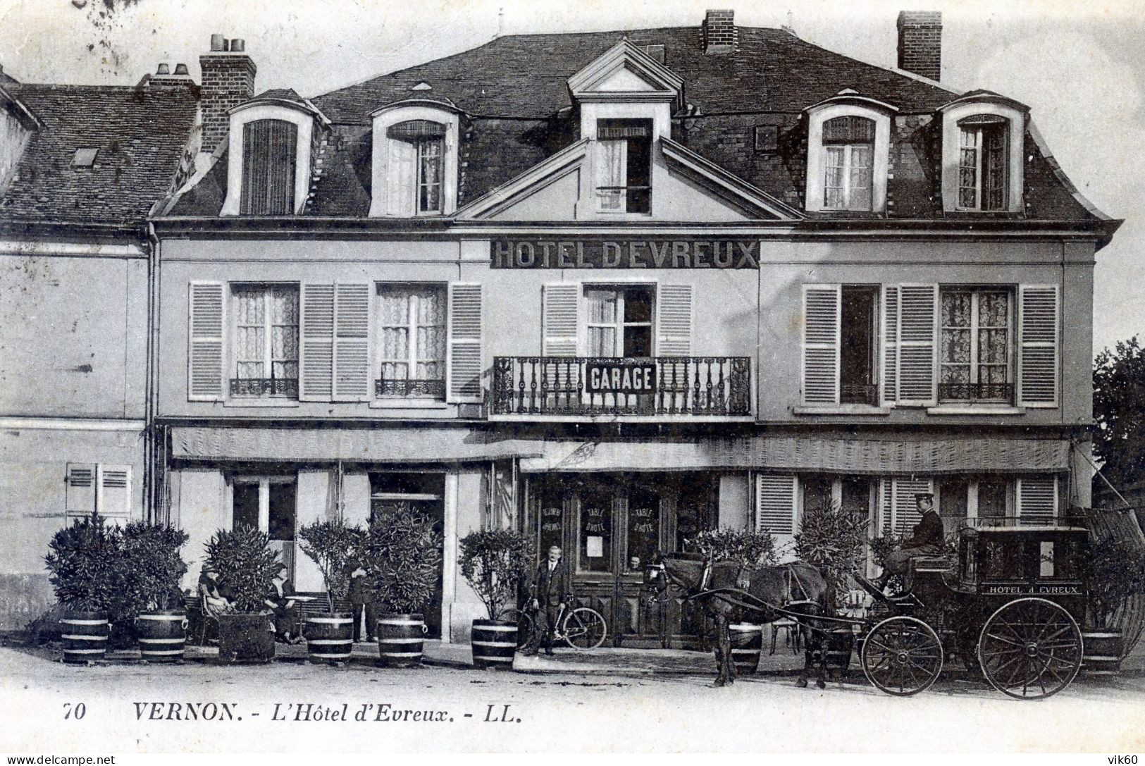 27  VERNON  CALECHE DEVANT L'HOTEL D'EVREUX - Vernon