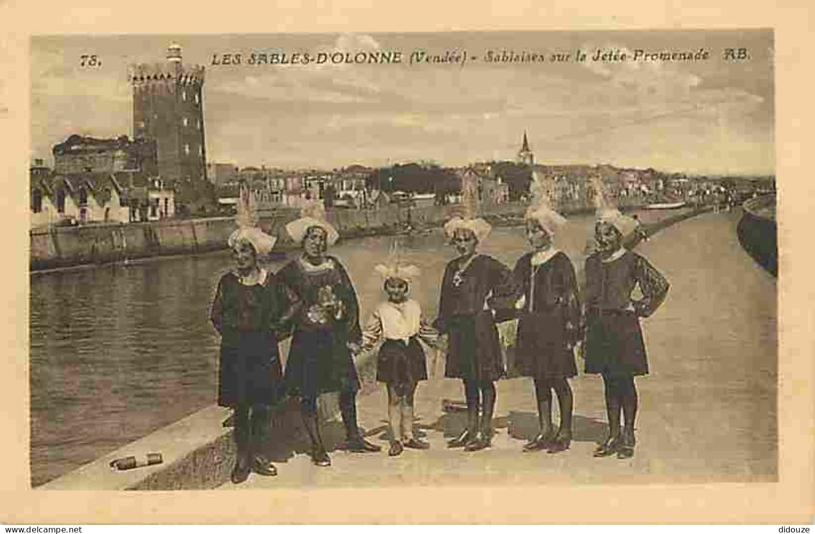 85 - Les Sables D'Olonne - Sablaises Sur La Jetée-Promenade - Animée - Folklore - CPA - Voir Scans Recto-Verso - Sables D'Olonne