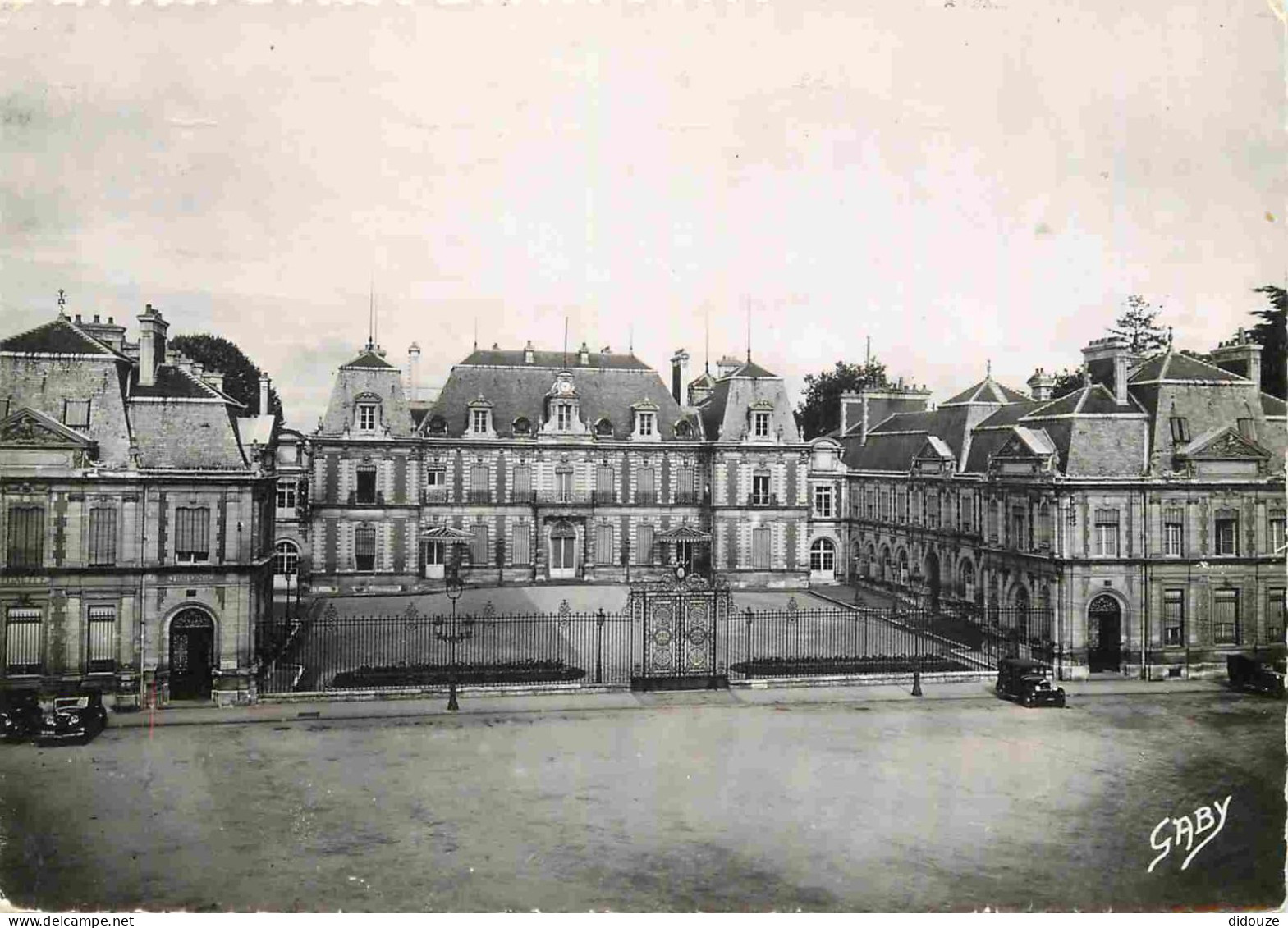 86 - Poitiers - La Préfecture - Automobiles - Carte Dentelée - CPSM Grand Format - Voir Timbre - Voir Scans Recto-Verso - Poitiers