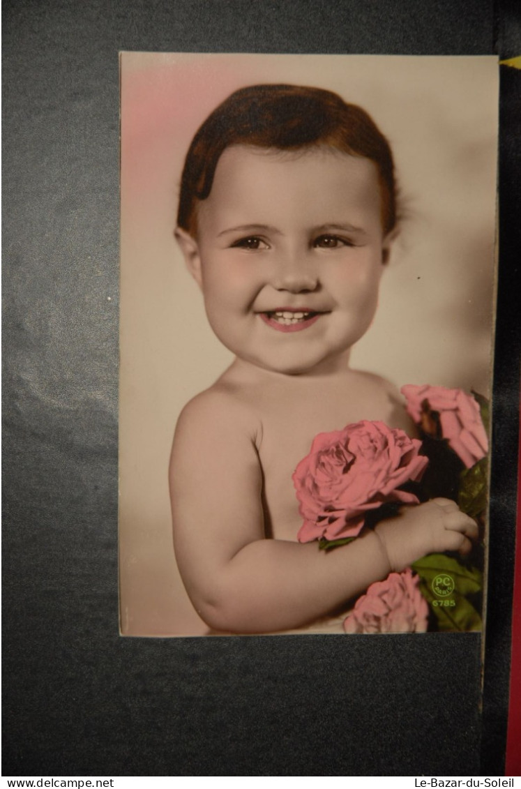 CP,  Bébés, Bébé Souriant Avec Roses - Babies