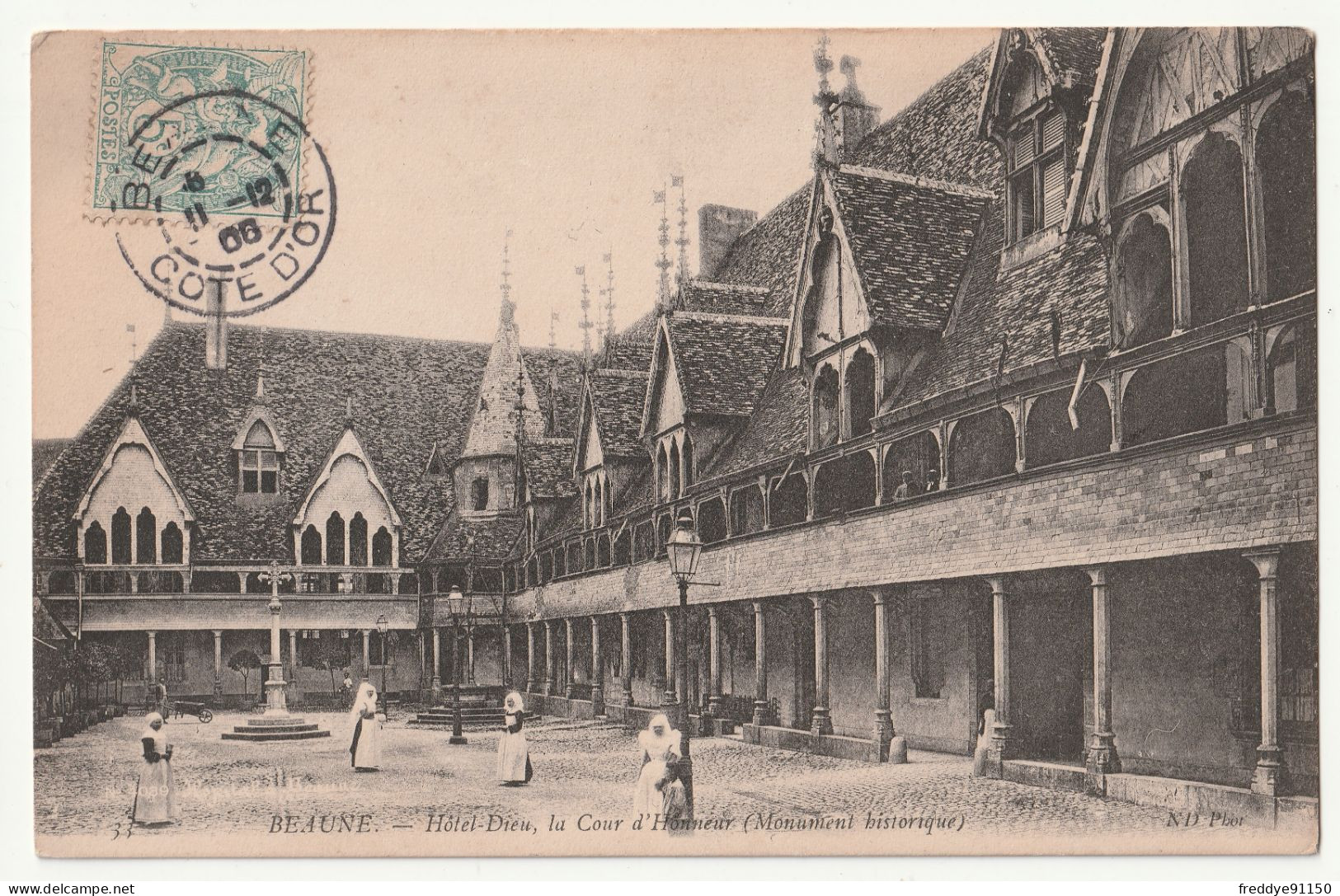 21 . Beaune . Hôtel Dieu . La Cour D'honneur . 1906 - Beaune