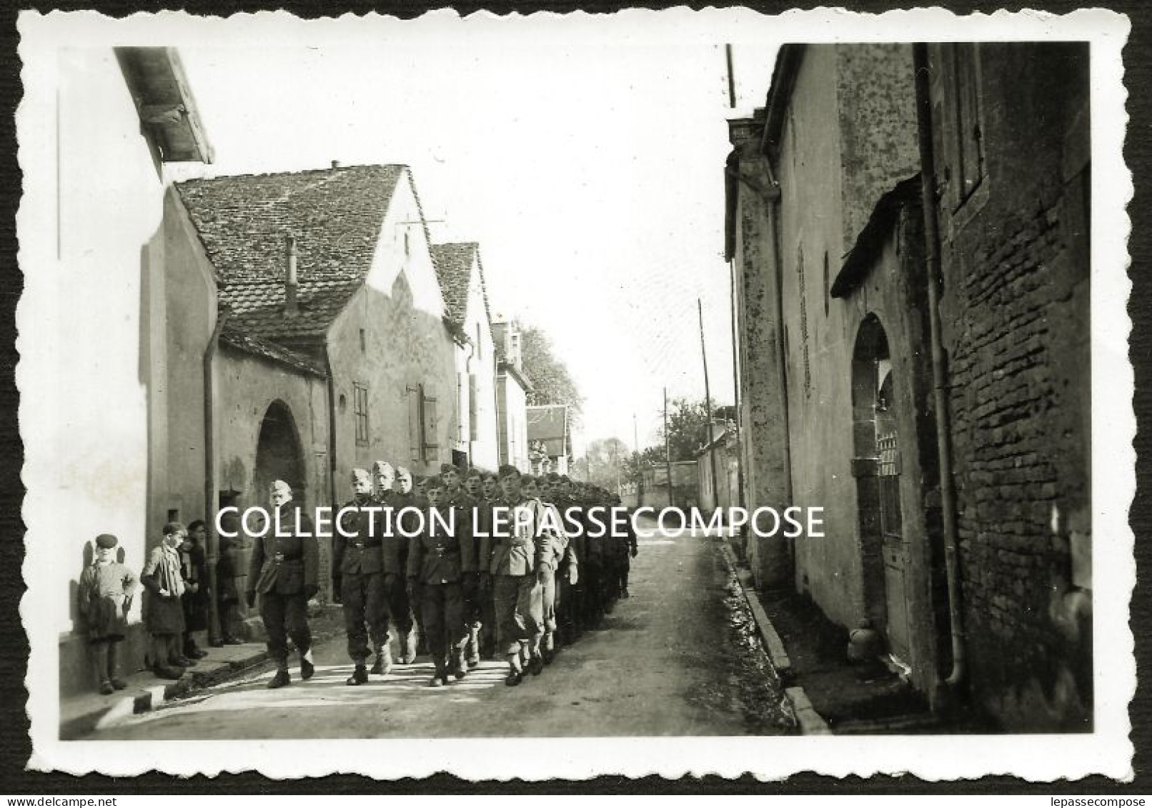 INEDIT SAVIGNY LES BEAUNE - SOLDATS ALLEMANDS ET ENFANTS - DE NOS JOURS RUE DU GENERAL LECLERC + RUE DES PORCHES - Sonstige & Ohne Zuordnung