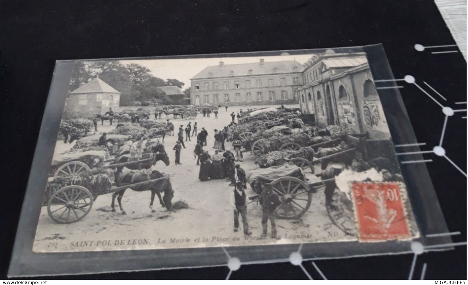 Cartes   Postale  SAINT POL DE LEON La Mairie Et La Place Du Marché Aux Légumes - Saint-Pol-de-Léon