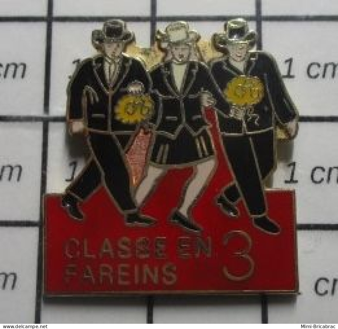 612A Pin's Pins / Beau Et Rare / VILLES / CONSCRITS ? CLASSE EN 3 FAREINS - Militaria