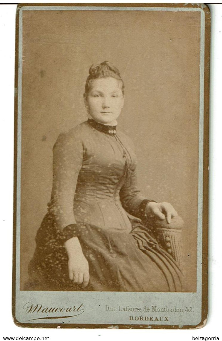 BORDEAUX  (  33 )  - PHOTOGRAPHIE C D V  MAUCOURT à Bordeaux  - Portrait  Jeune Femme - Fin 19ème  -  VOIR SCANS - Anciennes (Av. 1900)