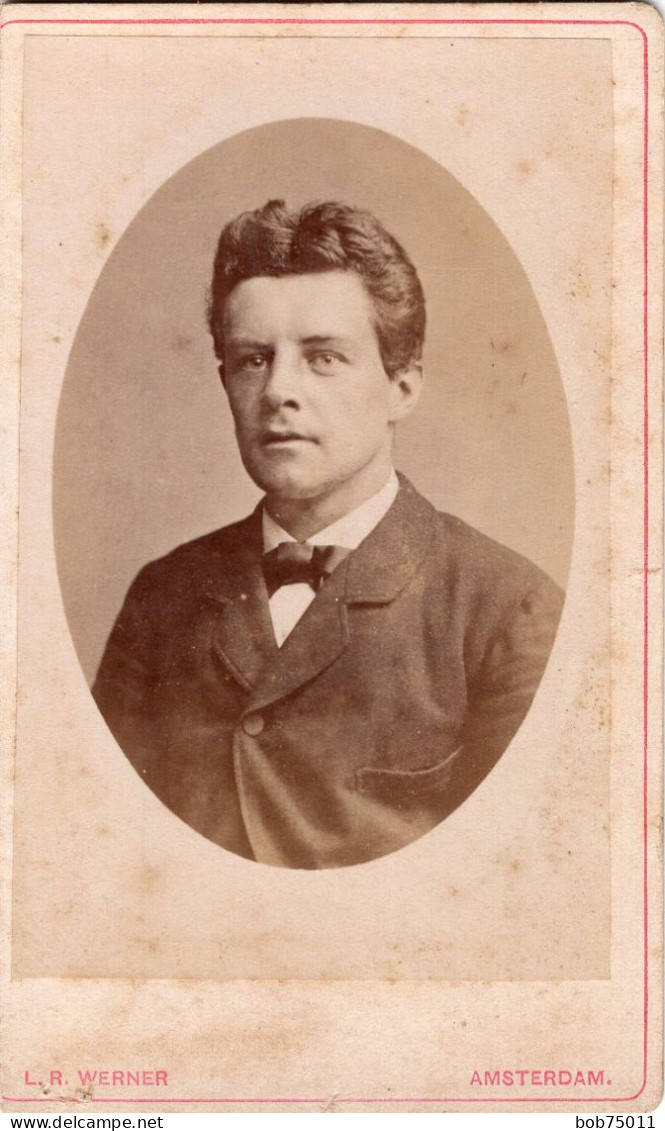 Photo CDV D'un Homme élégant Posant Dans Un Studio Photo A Amsterdam ( Pays-Bas ) - Anciennes (Av. 1900)