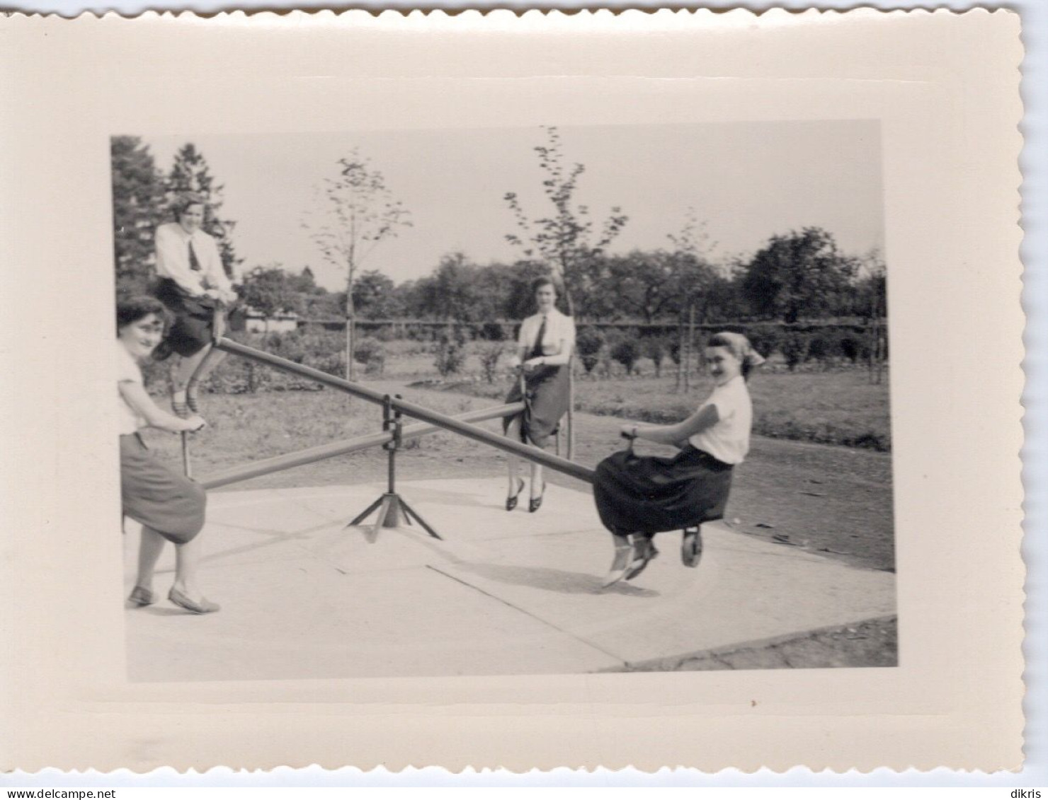 PHOTO-ORIGINALE  DES JEUNES FILLES  DANS UN PARC SUR DES BALANCOIRES A BASCULE - Places