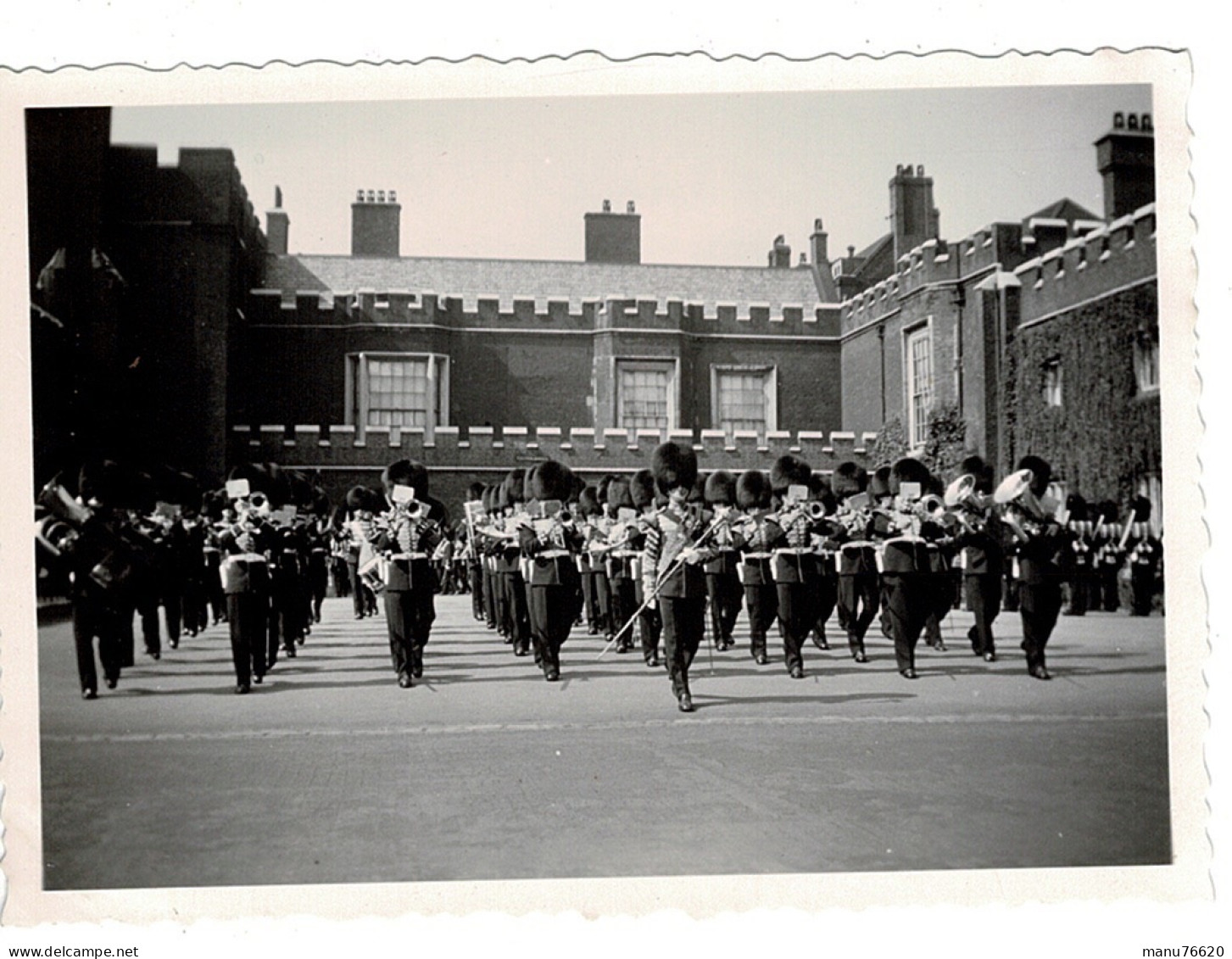Ref 3 - Photo : Parade De Gardes Militaires à Saint James Palace à Londres  . - Europa