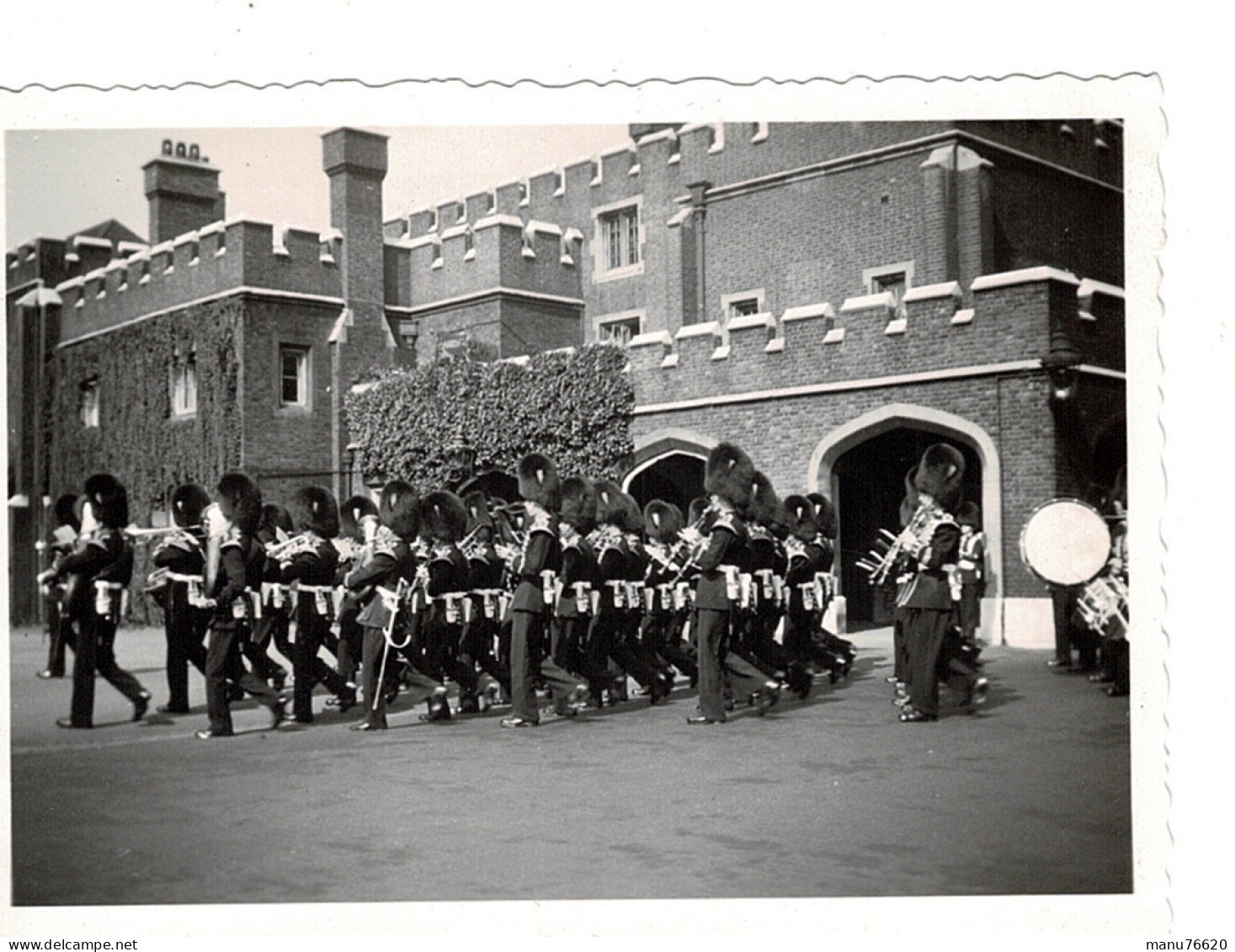 Ref 3 - Photo : Parade De Gardes Militaires à Saint James Palace à Londres  . - Europe