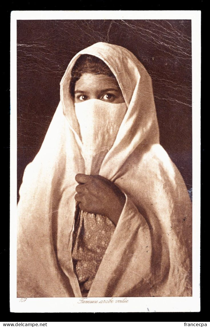 958 - TUNISIE - Femme Arabe Voilée - Tunisie