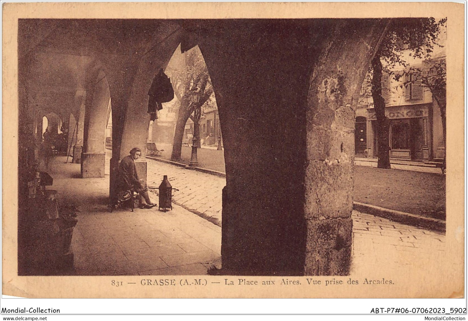 ABTP7-06-0641 - GRASSE - La Place Aux Aires - Vue Prise Des Arcades - Grasse