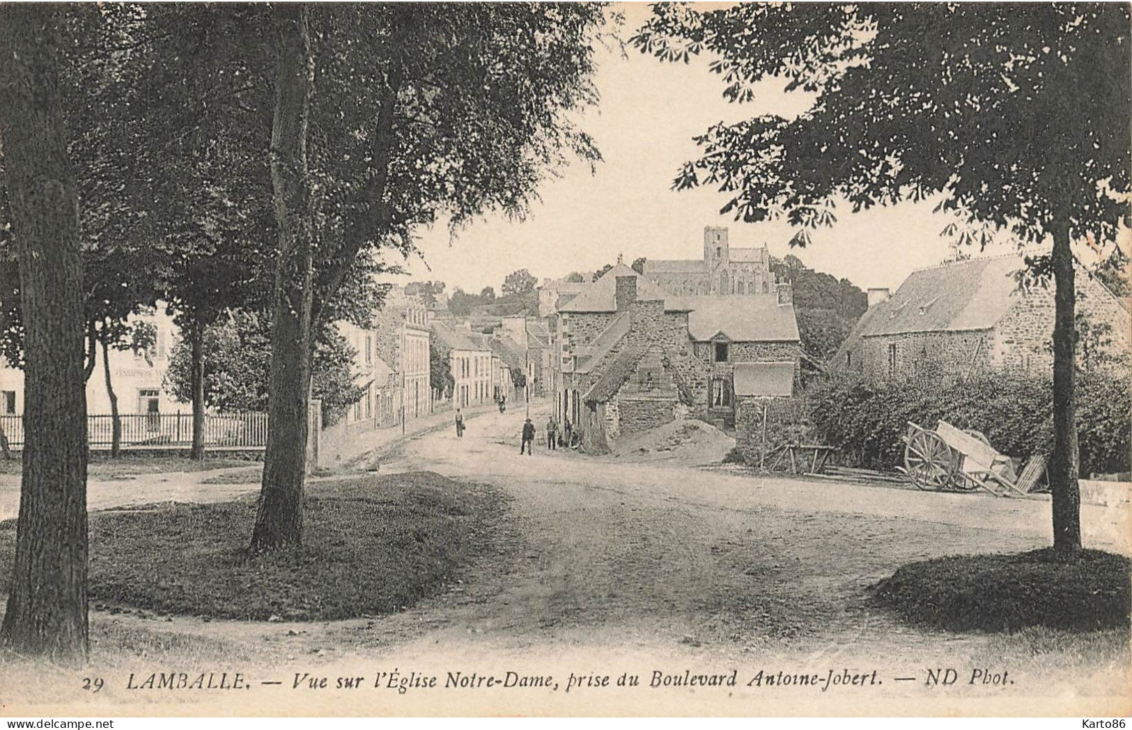 Lamballe * Prise Du Boulevard Antoine Jobert , Vue Sur L'église Notre Dame * Villageois - Lamballe