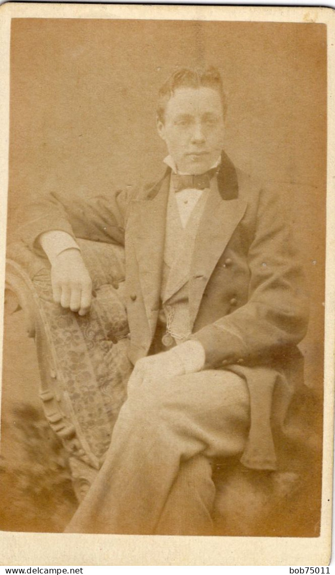 Photo CDV D'un Homme élégant Posant Dans Un Studio Photo A Walworth   ( Pays-Bas ) - Anciennes (Av. 1900)