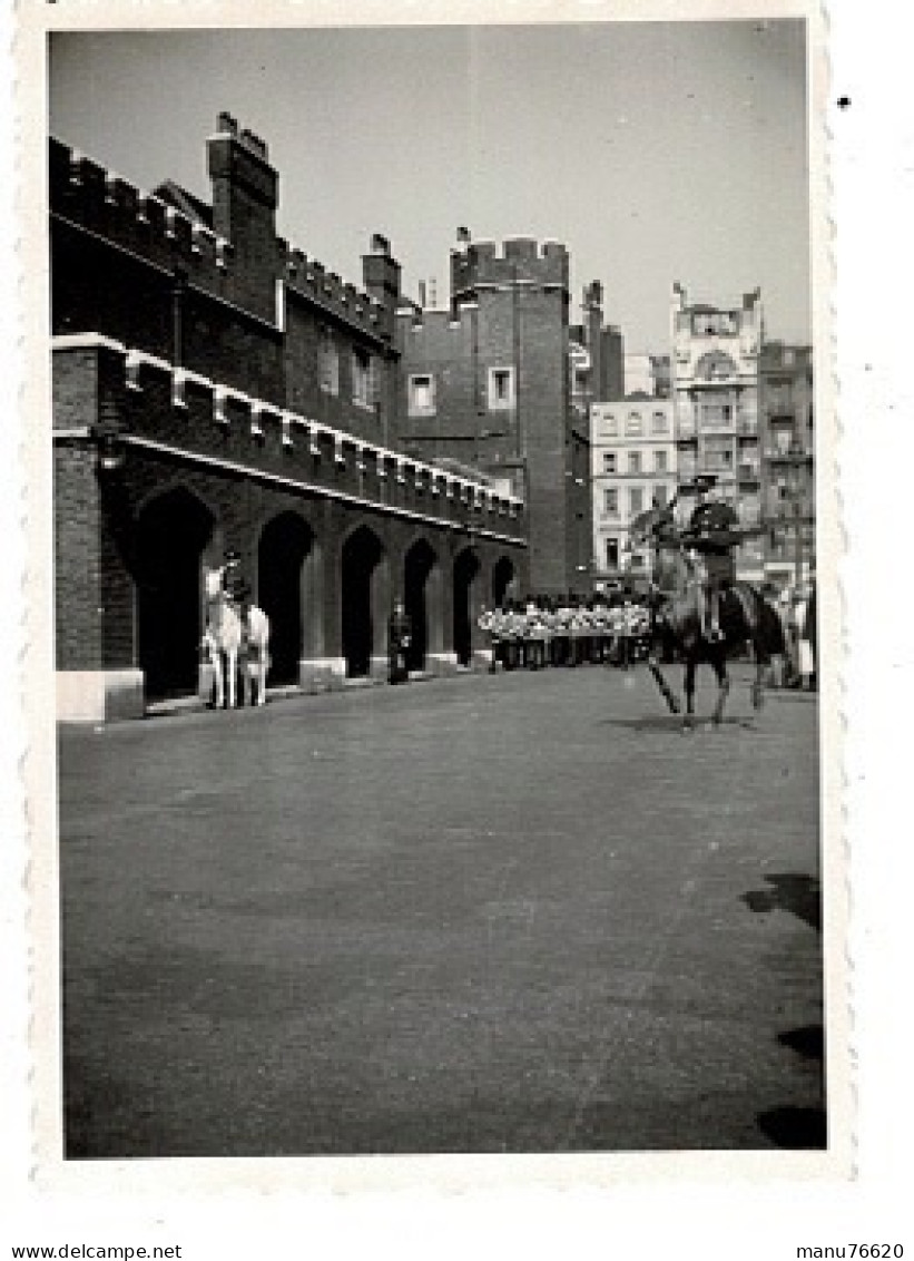 Ref 3 - Photo : Parade De Gardes Militaires à Saint James Palace à Londres  . - Europa