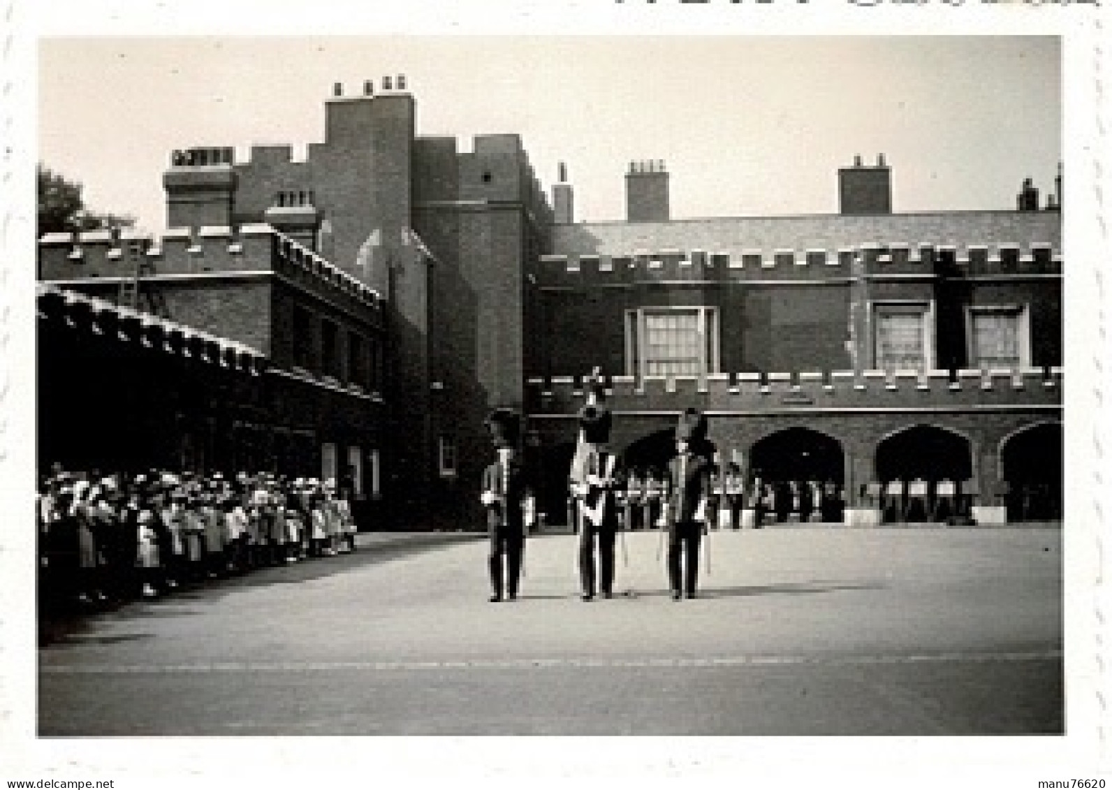 Ref 3 - Photo : Parade De Gardes Militaires à Saint James Palace à Londres  . - Europe