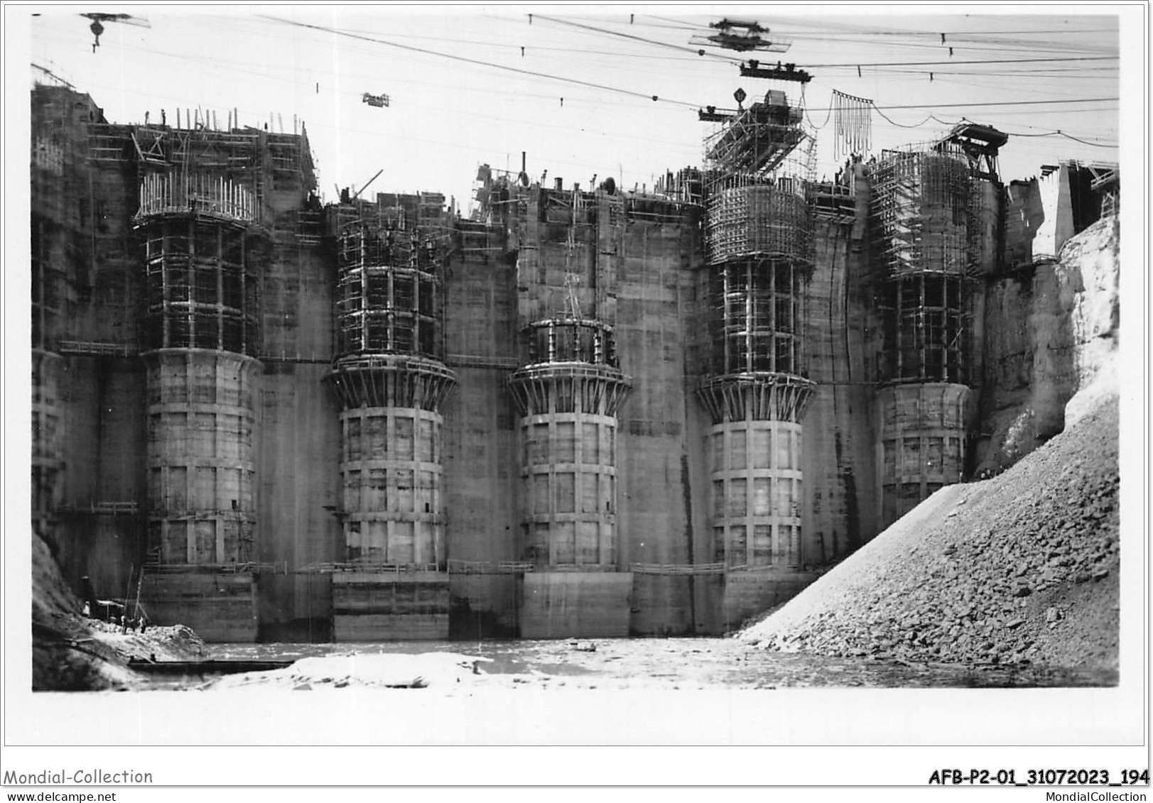 AFBP2-01-0205 - GENISSIAT -  Vue Amont Montrant Les Tours De Prises D'eau En Cours D'avhêvement - Génissiat